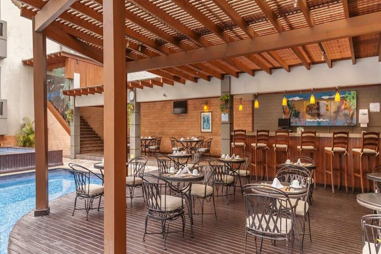Barcelo Guatemala City Eksteriør bilde The Pool Bar